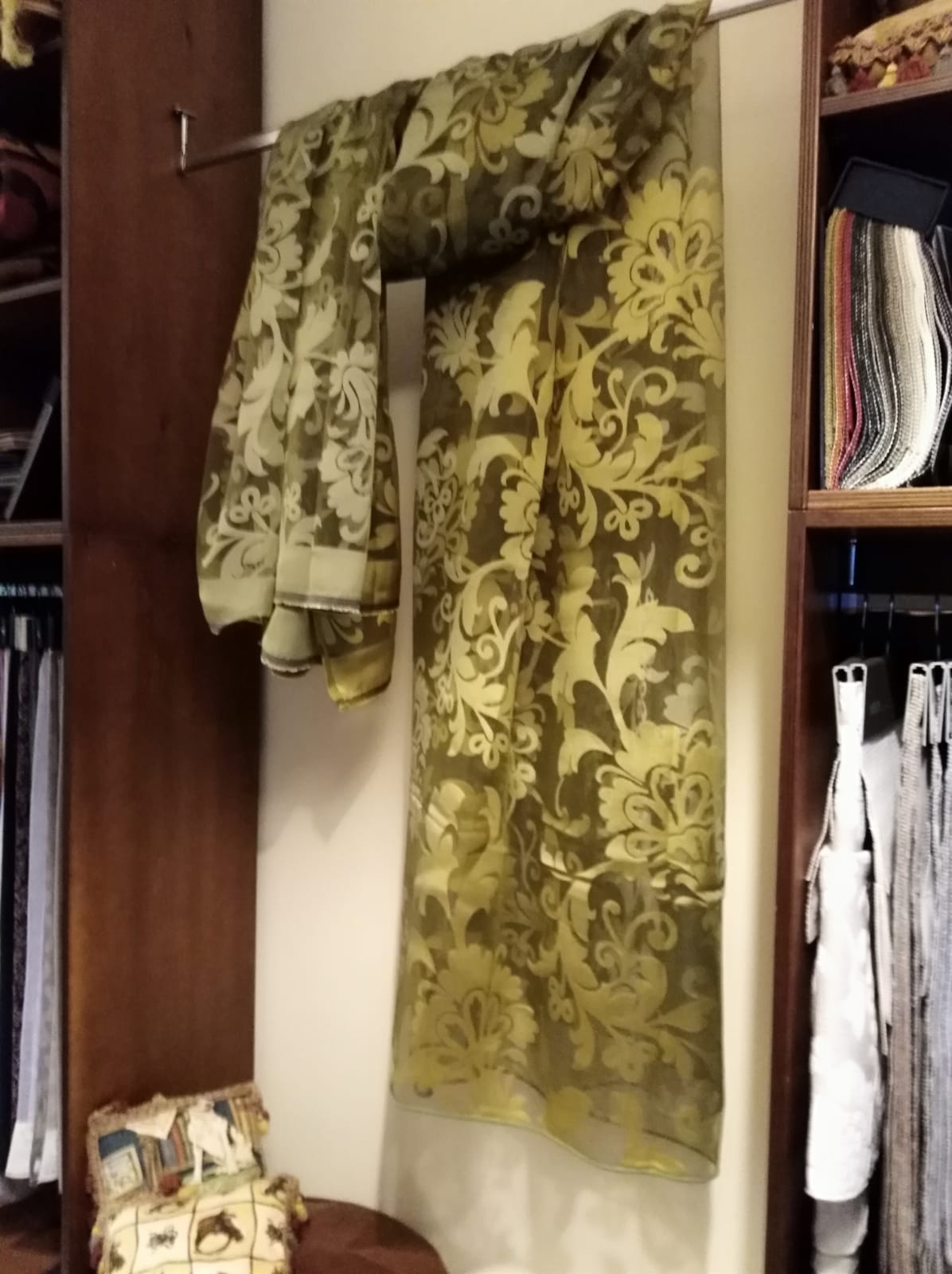 gallery-item