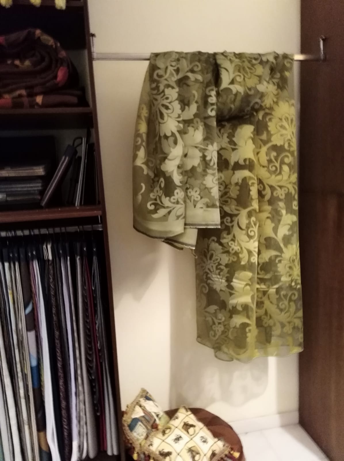 gallery-item